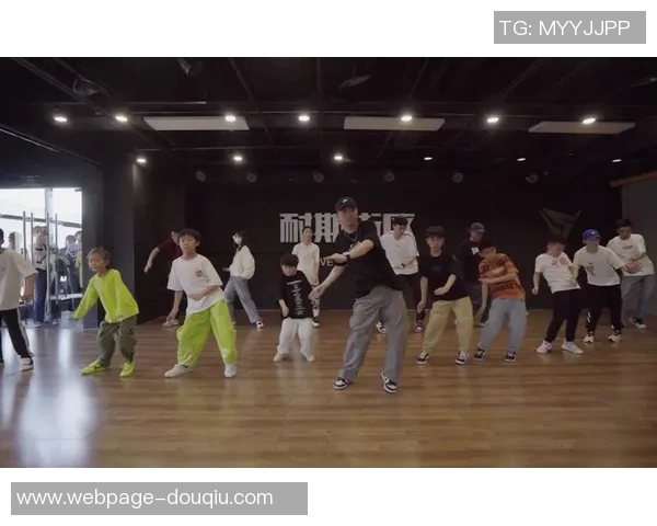 南京街舞队与西安街舞队赛后复盘分析灵活性表现与战术对比